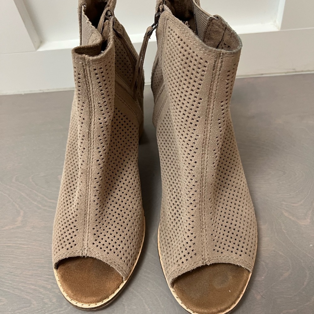 Toms Tan Suede Perforated Majorca Zip Ankle Peep Toe Block Heel Booties Size 7